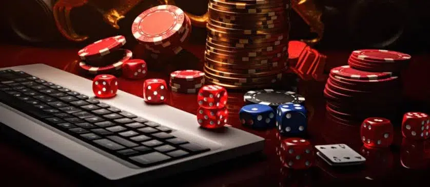 Tastiera nera e fiches da casino in rosso scuro
